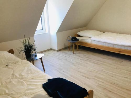 een kamer met 2 bedden op een zolder bij Das Haus am See in Marienfelde