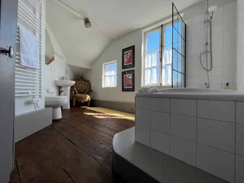 een badkamer met een bad, een toilet en een wastafel bij Maison de la Calonne - Riverside house & terrace in Cormeilles