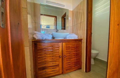een badkamer met een wastafel en een spiegel bij Orangea Beach Resort in Andilana