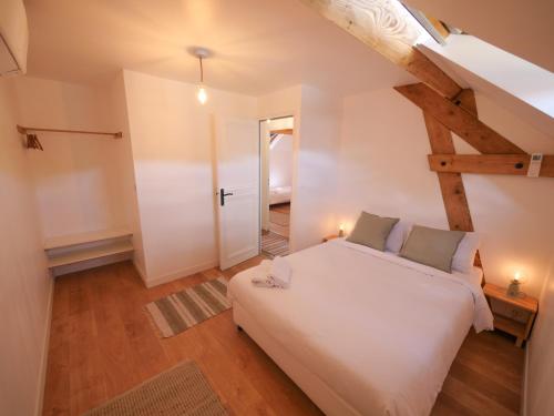 a bedroom with a white bed in a room at La Ferme Étoilée in Valençay
