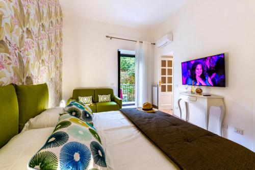TV a/nebo společenská místnost v ubytování Vallone dei Mulini Suite
