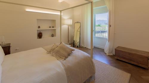 um quarto com uma cama grande e uma janela grande em Villa Terre Normanne 16, Emma Villas em Castiglione di Sicilia