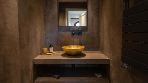 baño con lavabo y espejo en Villa Terre Normanne 16, Emma Villas en Castiglione di Sicilia