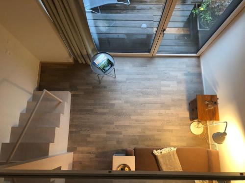una vista aérea de una sala de estar con TV en las escaleras en LOGIS125 I Barbara Hofmann, en Gamlitz