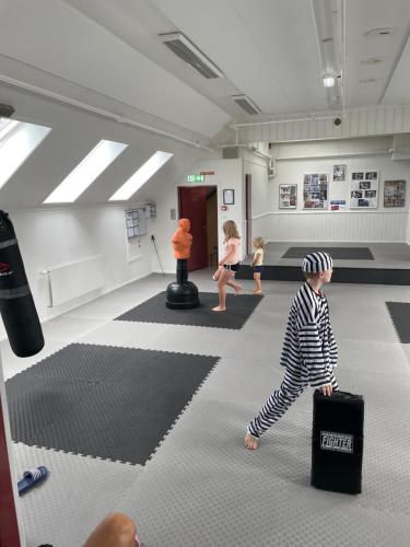 un ragazzino che cammina in una stanza con una valigia di Fengselshotellet i Arendal ad Arendal