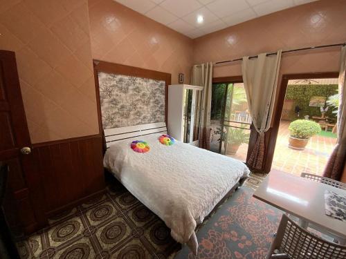 1 dormitorio con 1 cama con 2 almohadas en Magadan Residence, en Pattaya South