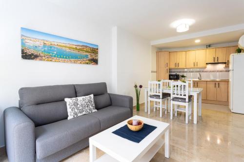 Holidays2Malaga Capuchinos French balconies, private parking, WiFi & Air con