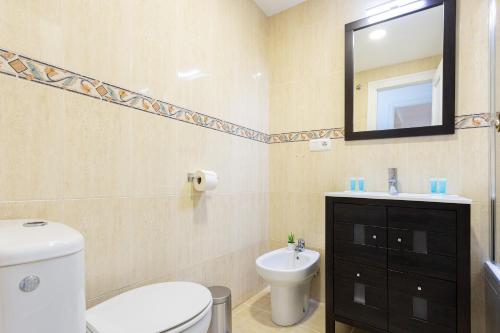 Kúpeľňa v ubytovaní Holidays2Malaga Capuchinos French balconies, private parking, WiFi & Air con