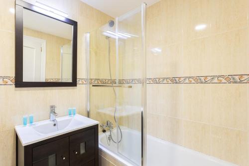 Holidays2Malaga Capuchinos French balconies, private parking, WiFi & Air con