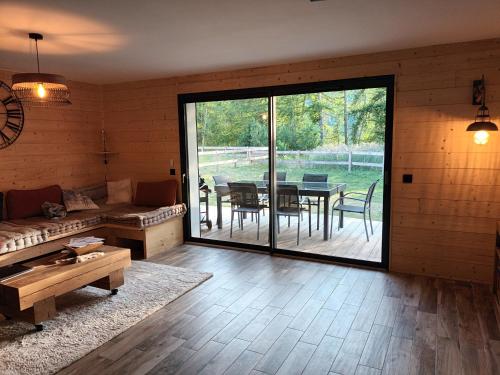 un salon avec un canapé et une table dans l'établissement Ski et Détente Les Orres 1650 Animaux OK, aux Orres