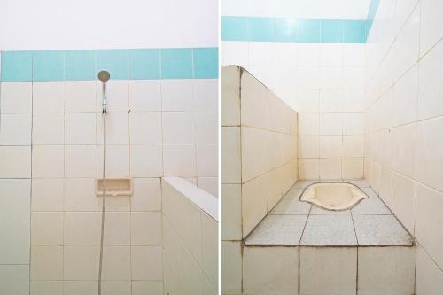 2 fotos de un baño con aseo en SPOT ON 91543 Pondok Denki 11, en Bandung