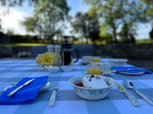 Eaglesham的住宿－South Craighall B&B，一张蓝色桌子,上面放着一碗冰淇淋
