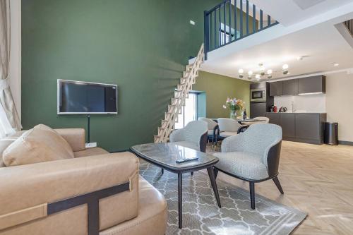 sala de estar con sofá y sillas y escalera en Bens The Walton en Ámsterdam