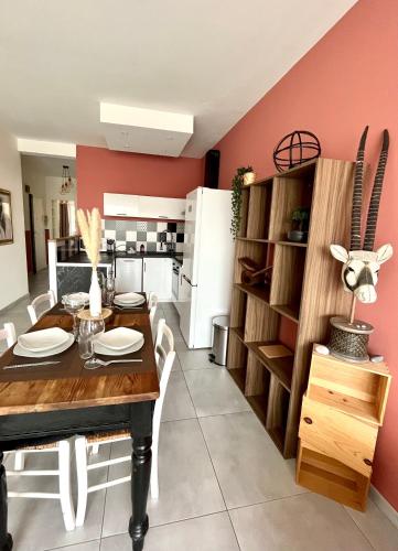 une salle à manger avec une table et une cuisine dans l'établissement 2 Bedrooms - Sea View Apartment, à Nice