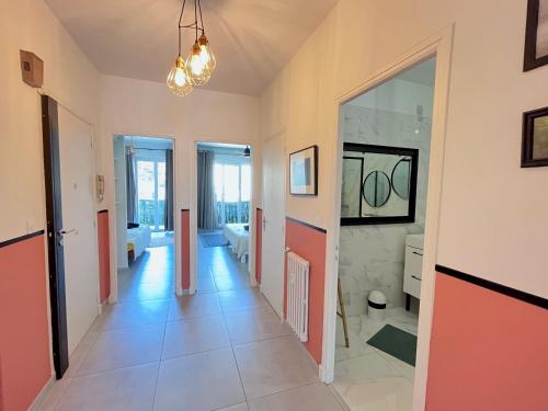 Cette chambre dispose d'un couloir avec un grand miroir. dans l'établissement 2 Bedrooms - Sea View Apartment, à Nice