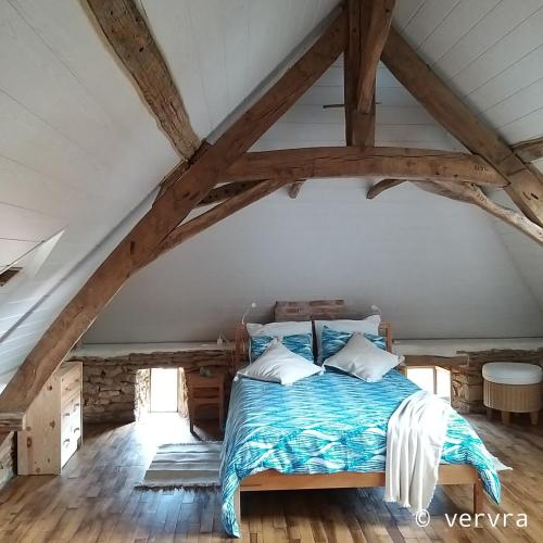 une chambre avec un lit dans un grenier dans l'établissement Domaine La Salvagie, chambres d'hôtes avec spa, sauna, piscine, massages, à Paulin