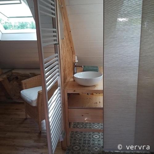 une salle de bain avec un lavabo et des toilettes dans une chambre dans l'établissement Domaine La Salvagie, chambres d'hôtes avec spa, sauna, piscine, massages, à Paulin