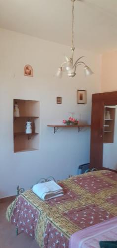 a bedroom with a bed and a ceiling at La Vecchia Quercia in Pergine Valdarno