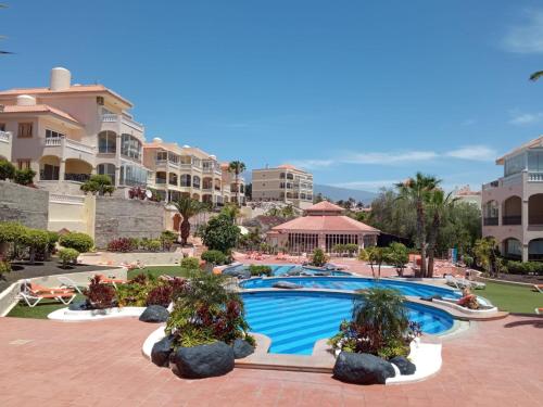uitzicht op een zwembad in een resort bij Golf del Sur-1 bedroom poolside apartment-sleeps 4 in San Miguel de Abona