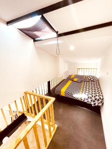 une chambre avec un lit dans une pièce dans l'établissement Le Jungle SPA ****, à Nîmes