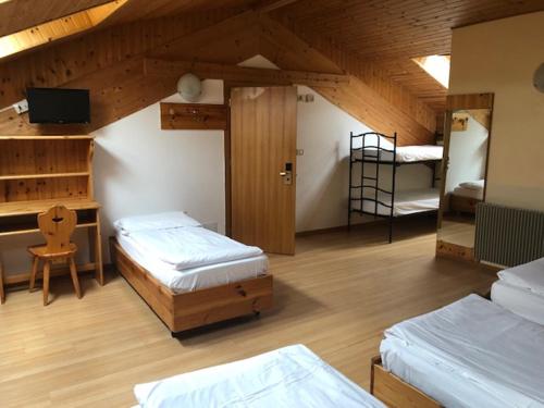 Zimmer mit 2 Betten und einem Schreibtisch mit einem Computer in der Unterkunft Park Hotel Miramonti in Folgaria