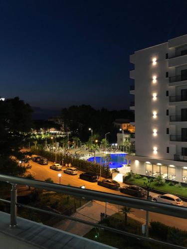 - une vue nocturne sur un parking et un bâtiment dans l'établissement Hotel Antik, à Golem