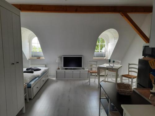 Televisyen dan/atau pusat hiburan di Ferienwohnung MeerGlück in der Ostseeresidenz Gandarm
