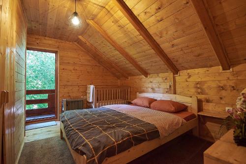 Un pat sau paturi într-o cameră la Country House Brijest