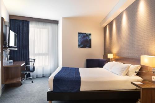 Säng eller sängar i ett rum på Holiday Inn Express - Marseille Airport, an IHG Hotel