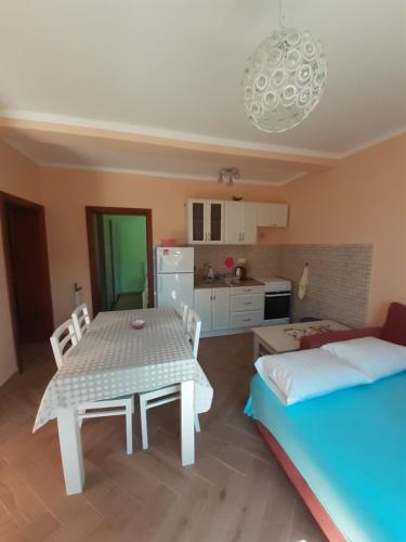 Dapur atau dapur kecil di Apartmani Tanja