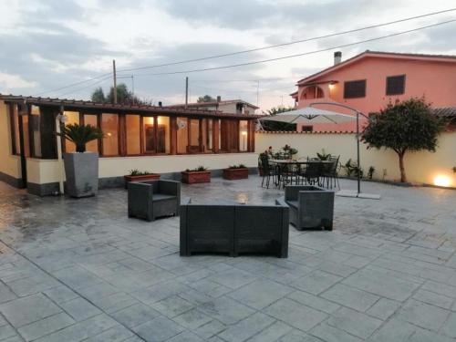 a patio with a table and chairs and a building at Lo Chalet in Ponte Galeria