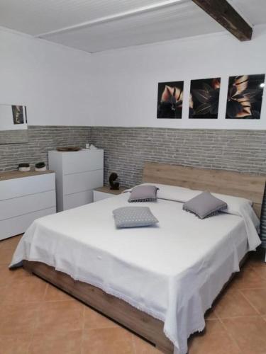 a bedroom with a large white bed in a room at Lo Chalet in Ponte Galeria