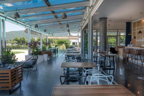 Reštaurácia alebo iné gastronomické zariadenie v ubytovaní Fani Luxury Apartments Stavros