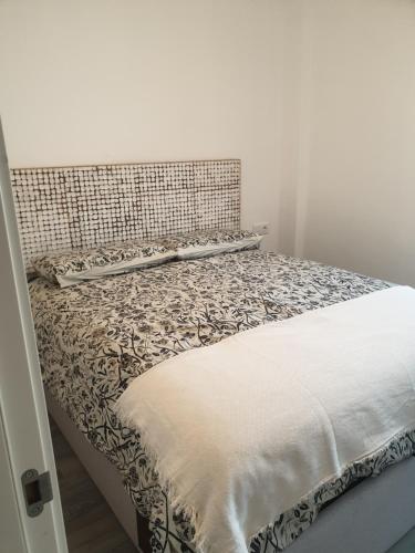 a bedroom with a large bed with a headboard at Apartament Cèntric a Ribes de Freser Vall de Núria in Ribes de Freser