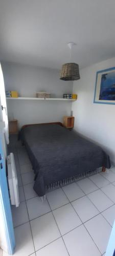 - une chambre avec un lit au sol blanc dans l'établissement SaintCyp, à Saint-Cyprien