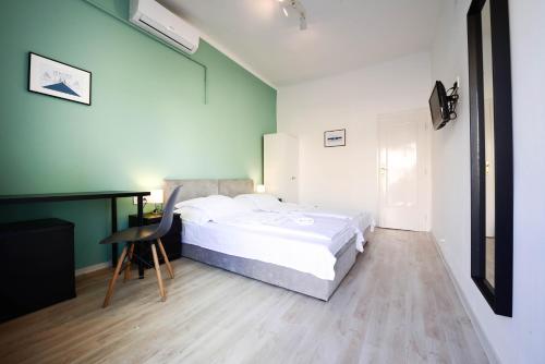 ブダペストにあるChesscom Guesthouseのベッドルーム1室(ベッド1台、デスク付)