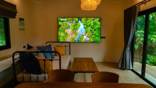 TV a/nebo společenská místnost v ubytování Touch Beachfront Pool Villa Koh Yao Noi