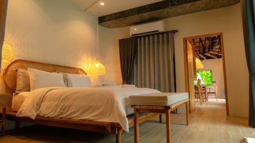 Postel nebo postele na pokoji v ubytování Touch Beachfront Pool Villa Koh Yao Noi