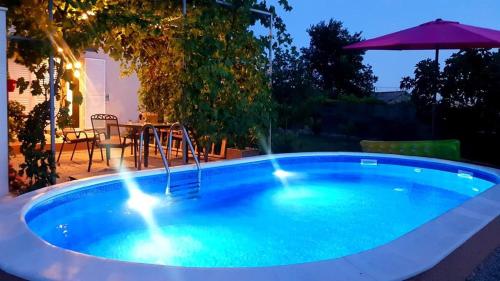 una grande piscina con fontana in un cortile di Holiday home Elijah Creek a Spalato (Split)