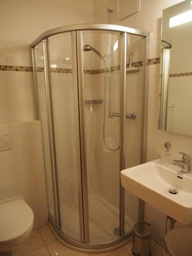La salle de bains est pourvue d'une douche, de toilettes et d'un lavabo. dans l'établissement Résid. Les Esserts A42, à Champoussin