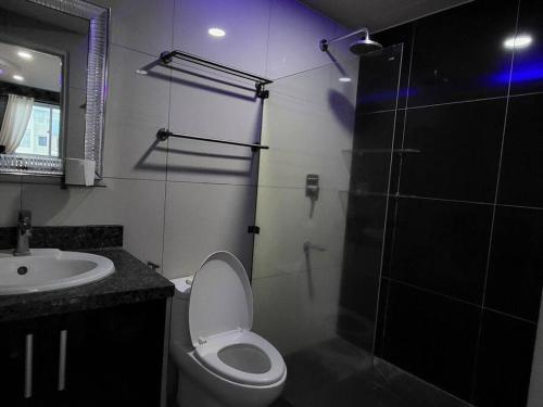 Bathroom sa Spacious 2 bedroom. Home comfort + hotel amenities