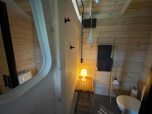 a small bathroom with a chair and a lamp at Szarejkowy GLAMP in Szarejki