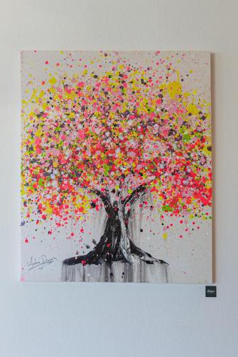 een schilderij van een boom met gekleurde stippen bij Fani Luxury Boutique in Stavros