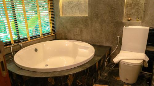 Koupelna v ubytování Touch Beachfront Pool Villa Koh Yao Noi