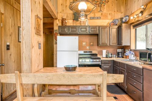 Η κουζίνα ή μικρή κουζίνα στο Beaver Pond Chalet