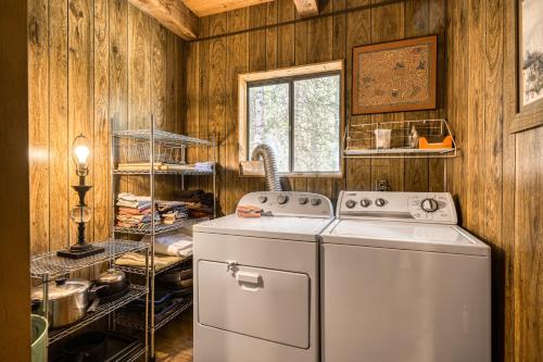eine Küche mit Kühlschrank und Herd in der Unterkunft Beaver Pond Chalet in Taos Ski Valley