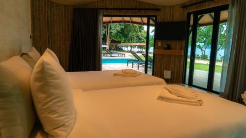 Postel nebo postele na pokoji v ubytování Touch Beachfront Pool Villa Koh Yao Noi
