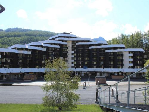 a large building in front of a parking lot at Studio Cabine avec Coin Nuit, 6 Couchages, Centre Station, Proche Pistes et Commerces - FR-1-330B-138 in Vars