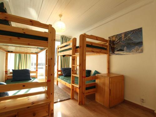 - une chambre avec 2 lits superposés dans une maison dans l'établissement Appartement cosy pour 6 à Chantemerle, Serre-Chevalier. Balcon, parking, casier à ski, 2 étoiles. - FR-1-330E-33, à Saint-Chaffrey