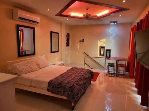 En eller flere senge i et værelse på Resort-type, spacious 1 bedroom condo in Kandi.